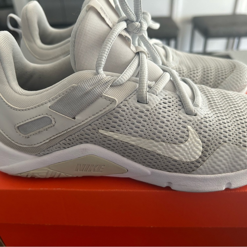 SOLD——-Women Nike legend essential